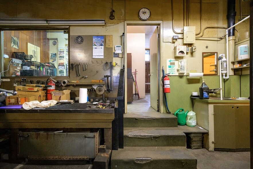 More Photos Of 1713 W 5th Ave, Vancouver Office For Sale