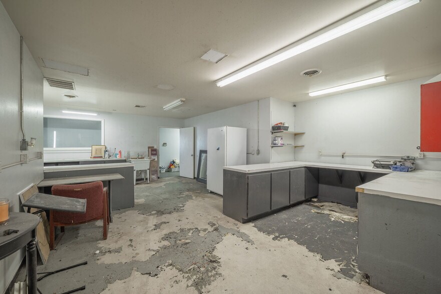 More Photos Of 841 Frances Ave, Neosho Flex For Sale