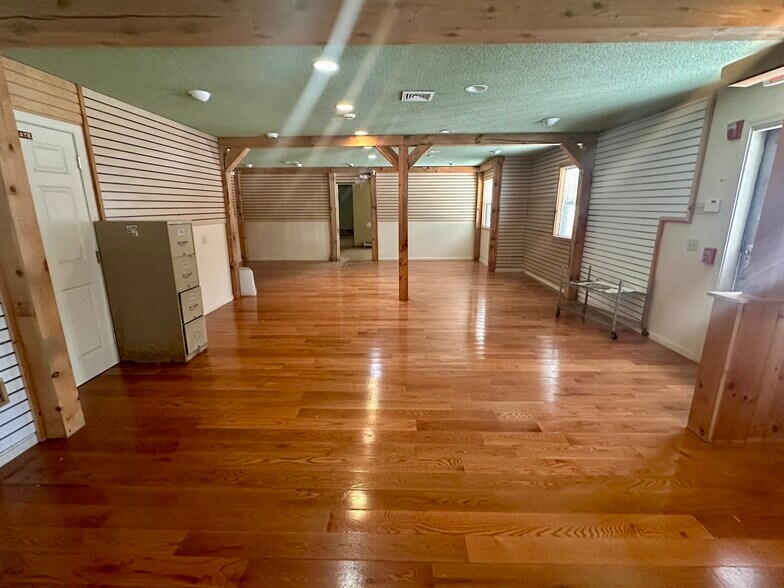 More Photos Of 1105 Mohawk Trl, Shelburne General Retail For Sale