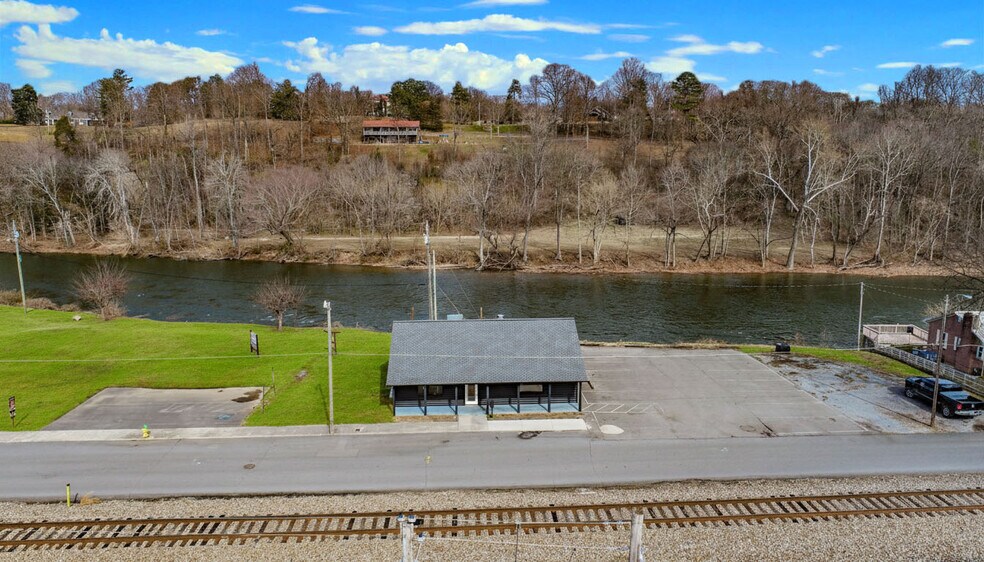 More Photos Of 386 E Main St, Newport Office For Lease