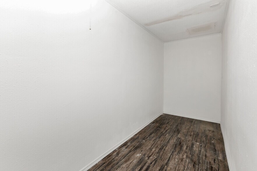 More Photos Of 23263 Harborview Rd, Port Charlotte Office For Sale