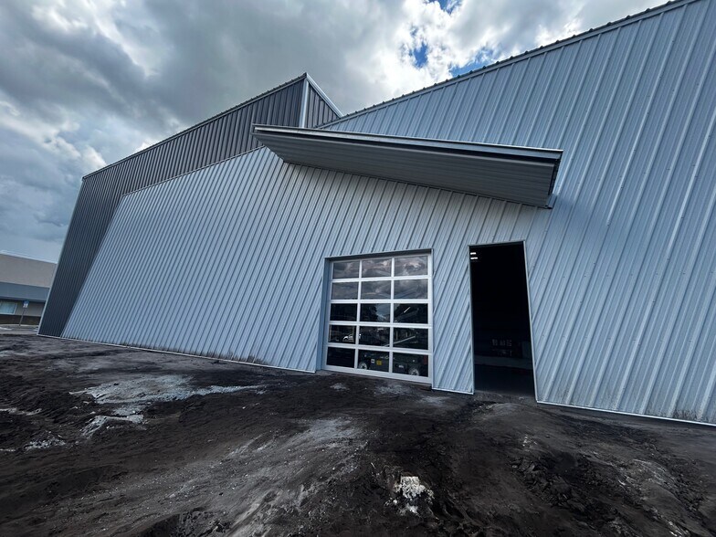 More Photos Of 1355 Sarasota Center Blvd, Sarasota Warehouse For Lease