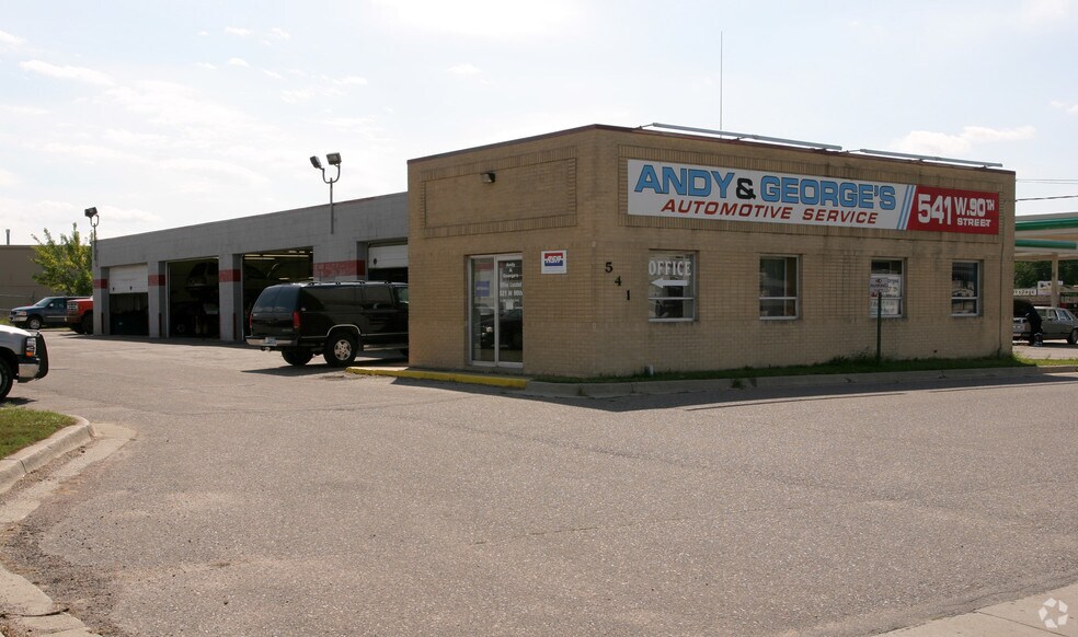 More Photos Of 541 W 90th St, Bloomington Showroom For Sale