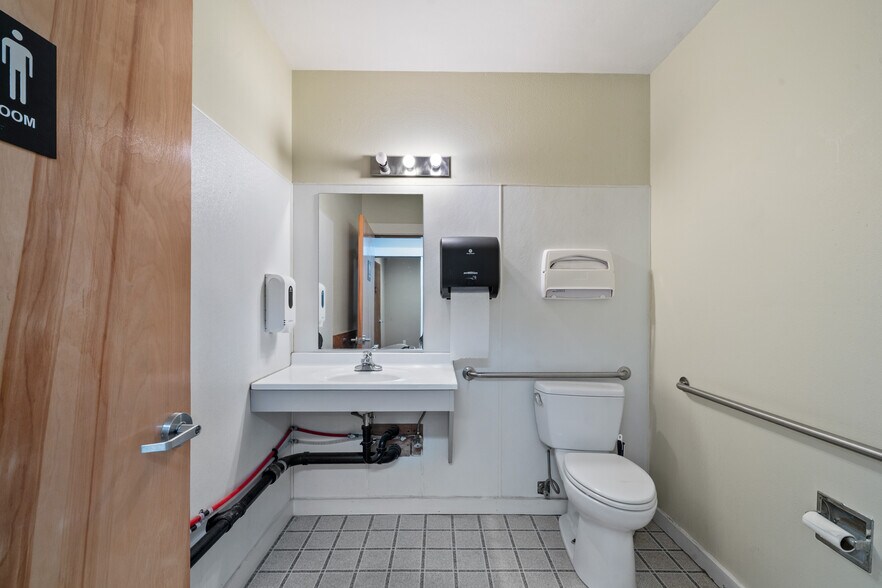 More Photos Of 441-433 30th St, Astoria Healthcare For Lease