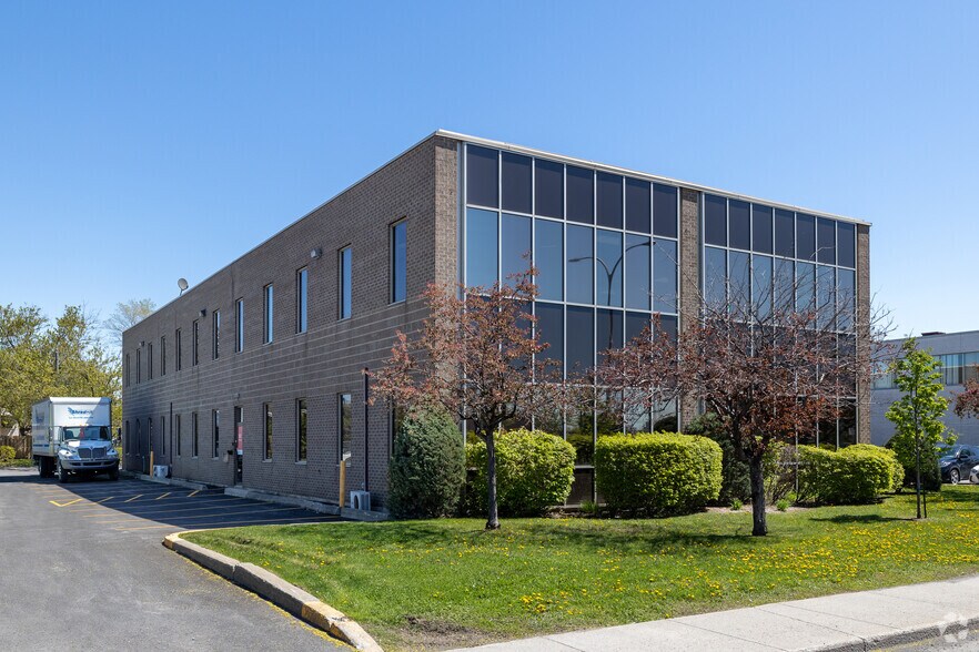More Photos Of 2120 Av Victoria, Longueuil Office For Sale