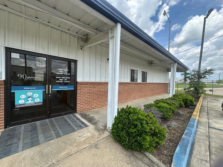 Primary Photo Of 59 Yorkville Park Sq, Columbus Bank For Sale