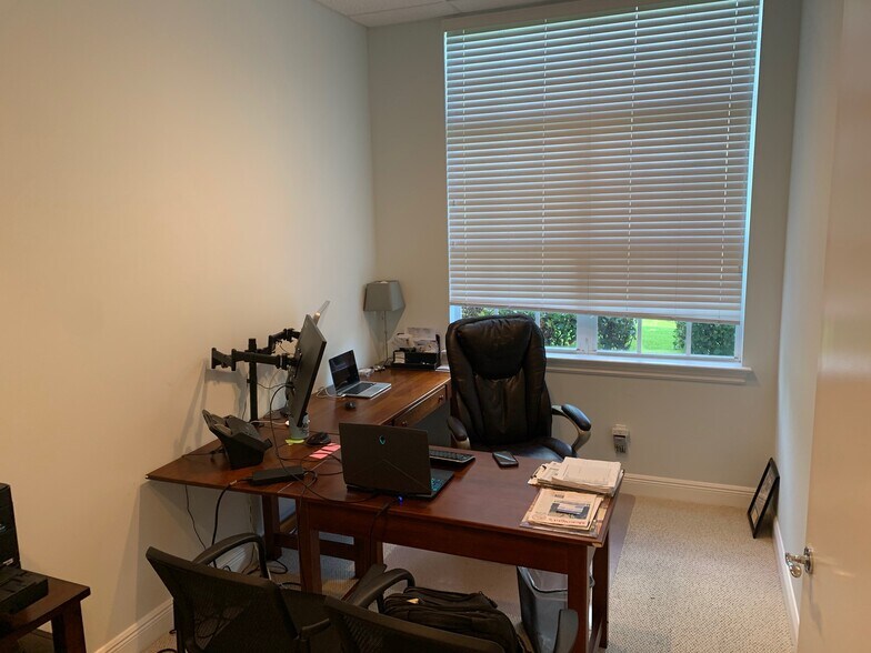 More Photos Of 1935 Commerce Ln, Jupiter Office For Lease