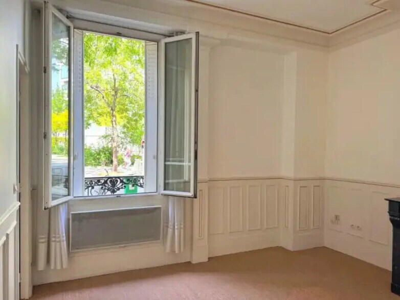 More Photos Of 47 Rue Guersant, Paris Office For Sale