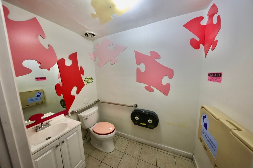 More Photos Of 774-798 W 84th St, Hialeah Warehouse For Lease