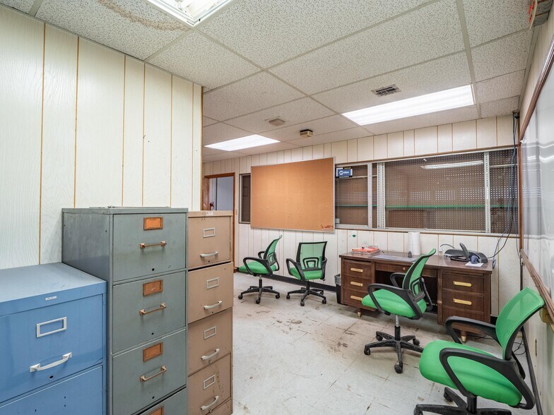 More Photos Of 1 W Choctaw Ave, Mcalester Flex For Sale