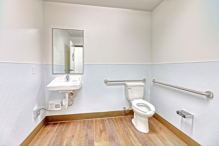 More Photos Of 4483 McGrath St, Ventura Service For Lease