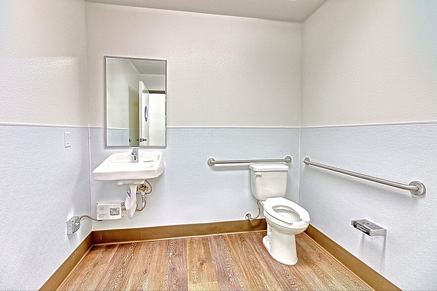 More Photos Of 4483 McGrath St, Ventura Service For Lease