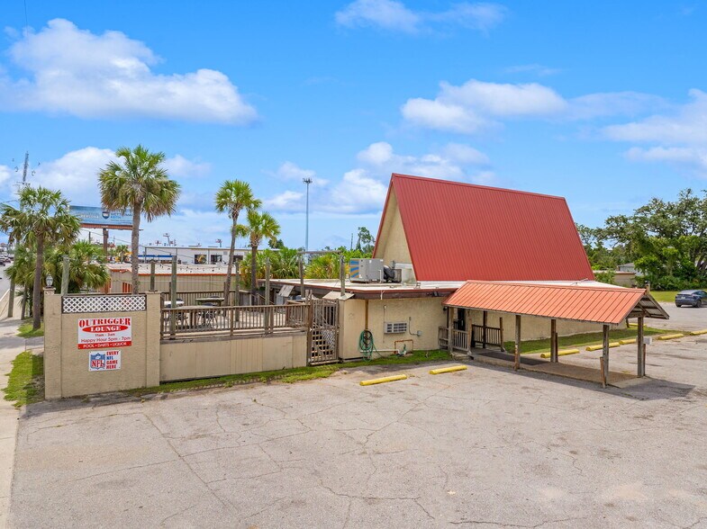 More Photos Of 1623 W 15th St, Panama City Bar For Sale