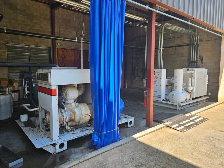 More Photos Of 1904 W Clark Rd, Clarksville Manufacturing For Sale