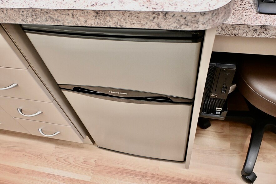 More Photos Of 4 Dearfield Dr, Greenwich Medical For Lease