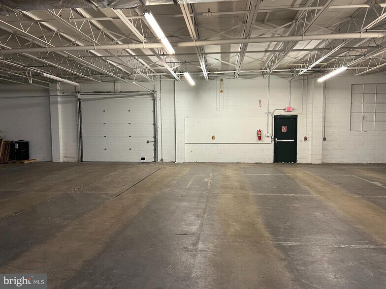 More Photos Of 301 SE 4th St, Milford Light Manufacturing For Lease