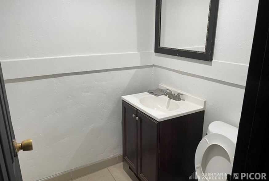 More Photos Of 201 W Fort Lowell Rd, Tucson Freestanding For Sale