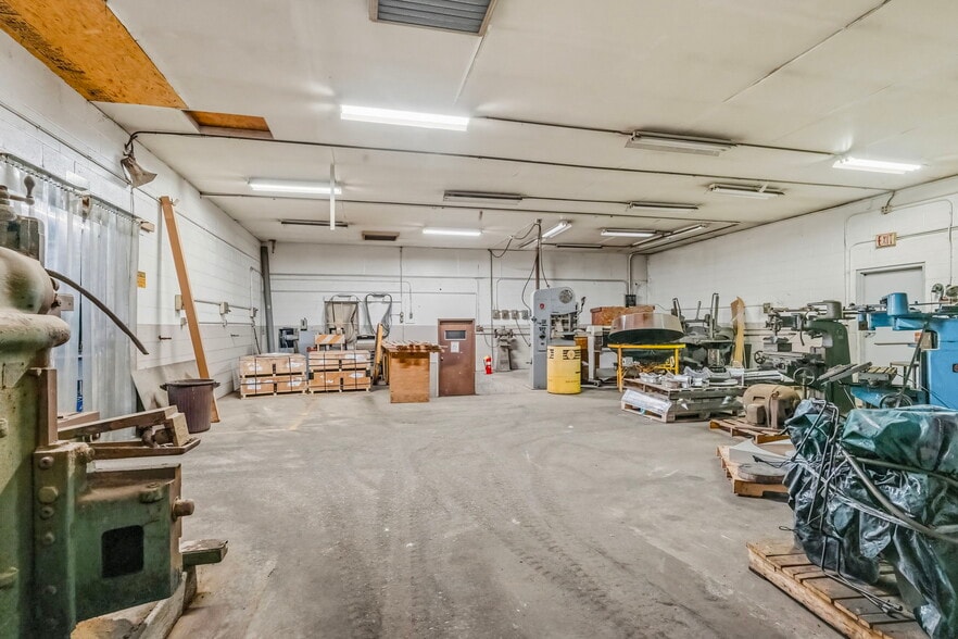 More Photos Of 1609-1625 Massillon Rd, Akron Warehouse For Sale