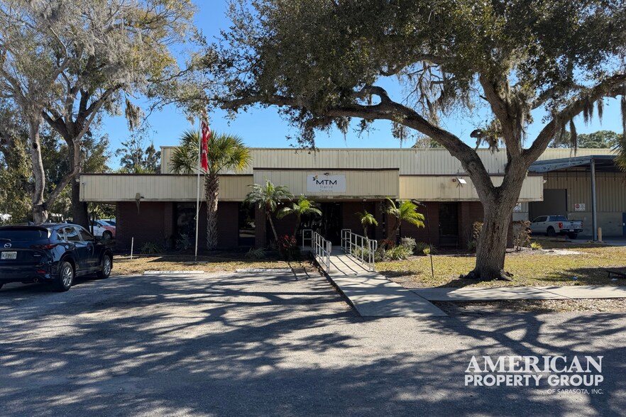 More Photos Of 1800 N East Ave, Sarasota Warehouse For Lease