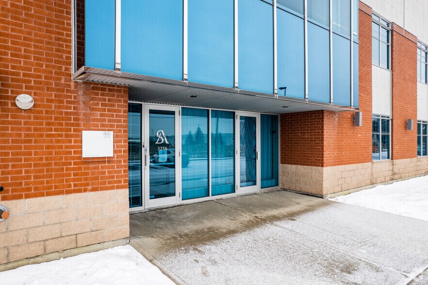 More Photos Of 3250-3262 Rue F.-X.-Tessier, Vaudreuil-dorion Light Distribution For Sale