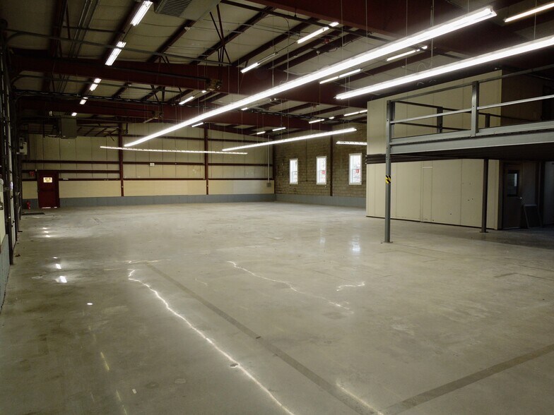 More Photos Of 62 Industrial Park Rd, Plymouth Warehouse For Lease