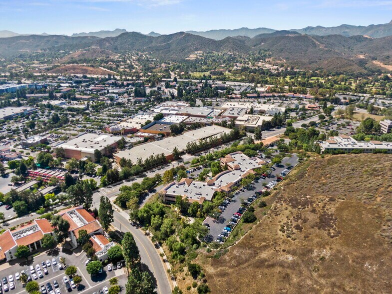 More Photos Of 555 St Charles Dr, Thousand Oaks Office For Lease