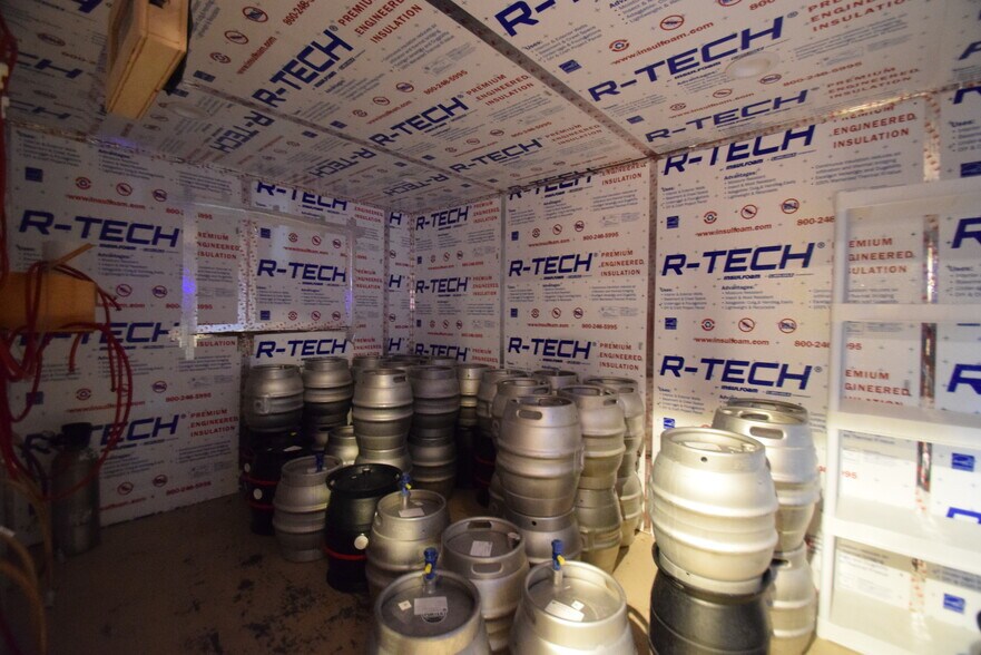 More Photos Of 611 NE Jackpine Ct, Redmond Distribution For Lease