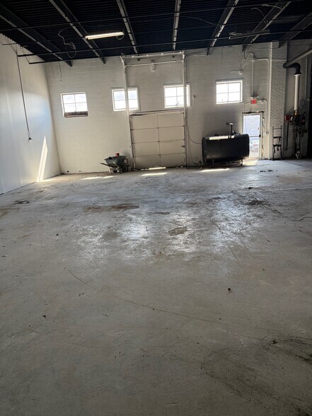 More Photos Of 635 New Park Ave, West Hartford Warehouse For Lease