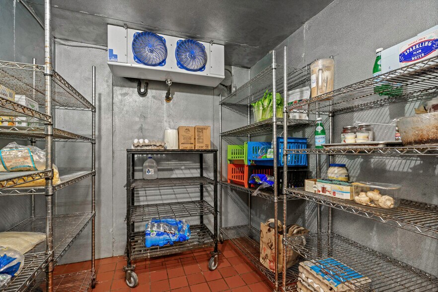 More Photos Of 1760 Market St NE, Salem Freestanding For Sale