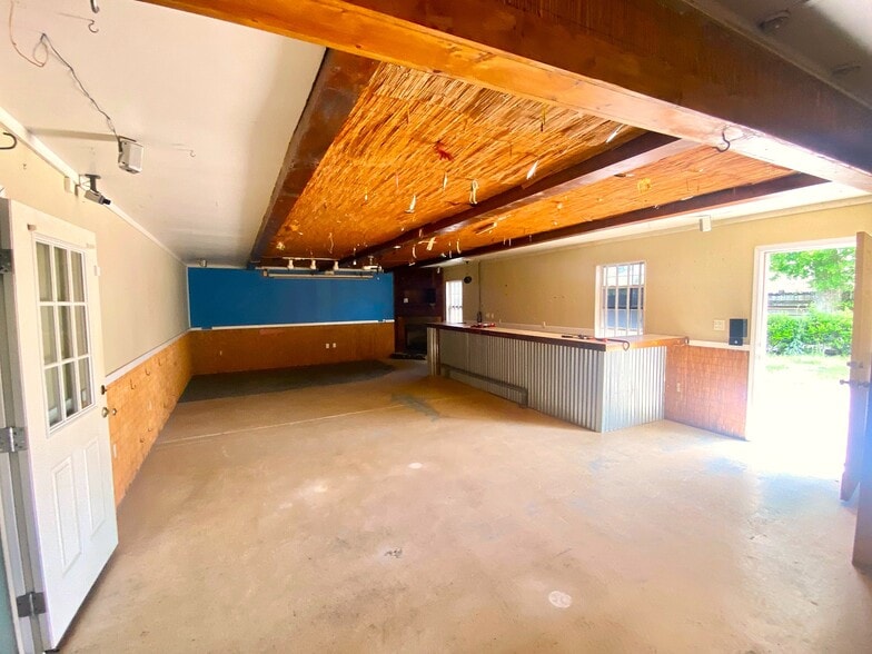 More Photos Of 19924 Chestnut Dr, Foley Showroom For Lease