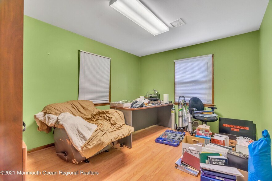 More Photos Of 2101 Lake Rd, Manchester Medical For Sale