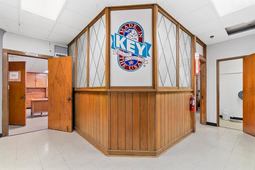 More Photos Of 713 E Austin Blvd, Nevada Warehouse For Lease