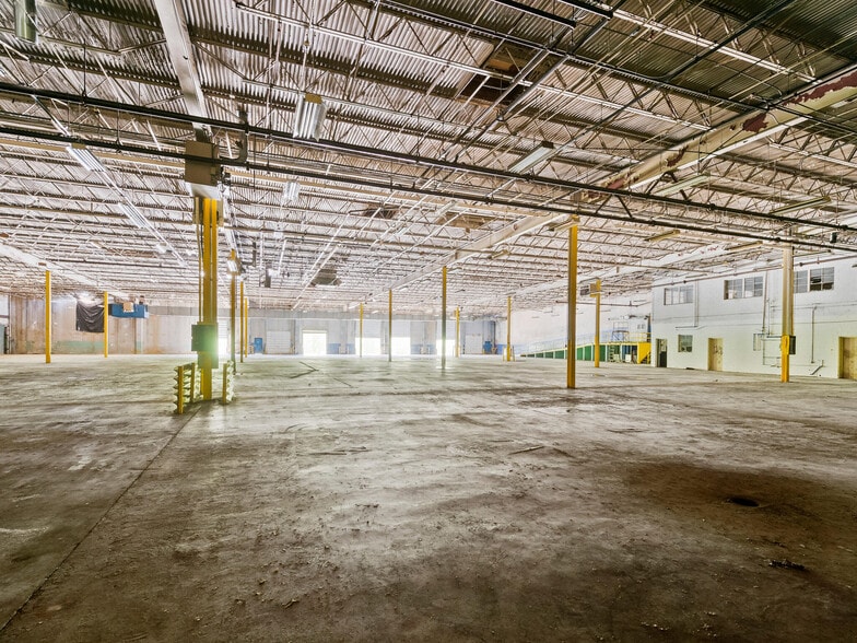 More Photos Of 1 Water St, Old Fort Distribution For Sale