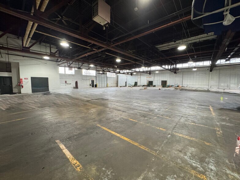 More Photos Of 1913 W State St, Bristol Warehouse For Lease