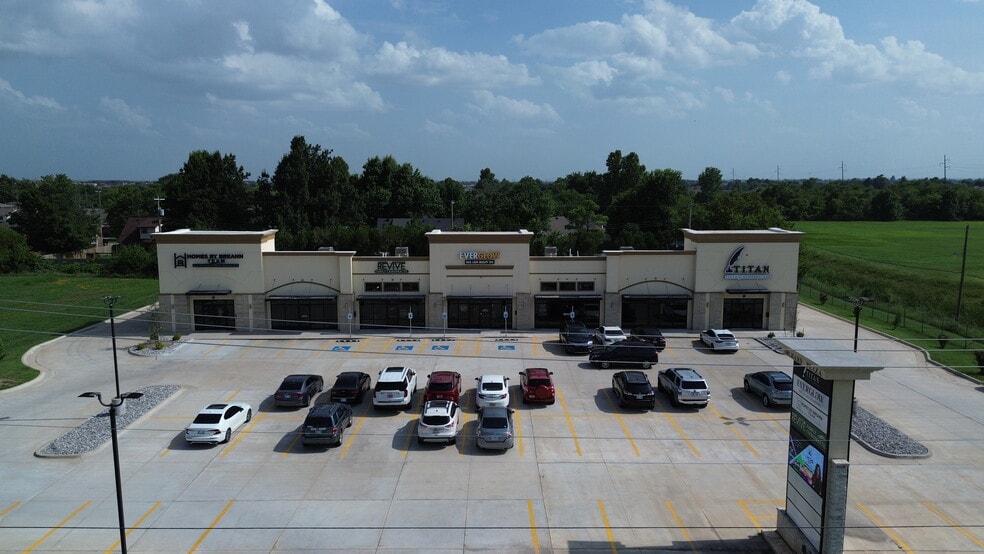 Primary Photo Of 1008 SW 4th St, Moore General Retail For Sale