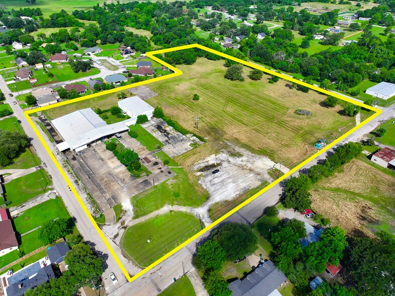 More Photos Of 300 W School St, Madisonville Light Distribution For Sale