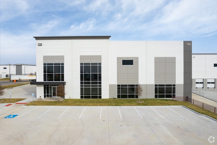 More Photos Of W Everman Pky @ Sycamore School Road, Fort Worth Unknown For Lease