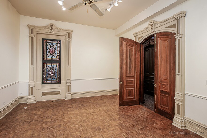 More Photos Of 16 W Ontario St, Chicago Storefront Retail Office For Lease