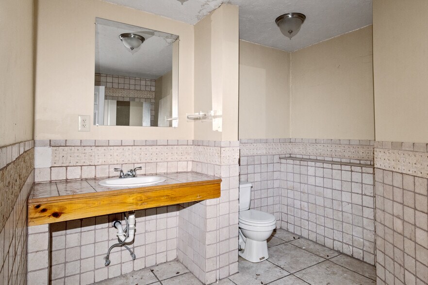 More Photos Of 209 N Jefferson Ave, Mount Pleasant Storefront For Sale