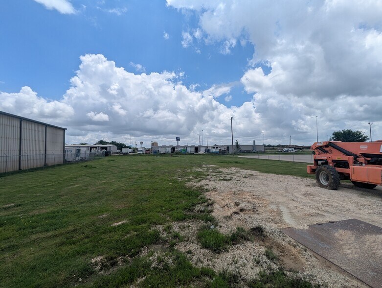 More Photos Of 1765 W Commerce Pky, Beaumont Industrial For Lease