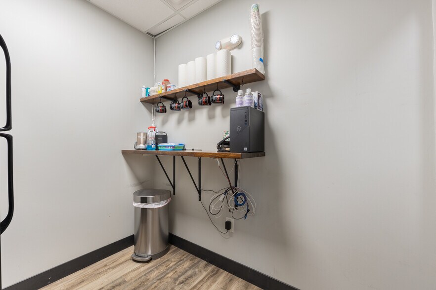 More Photos Of 3737-3757 Parkway Ln, Hilliard Showroom For Lease