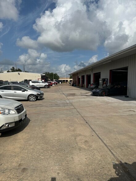More Photos Of 2525 Westhollow Dr, Houston Auto Repair For Sale