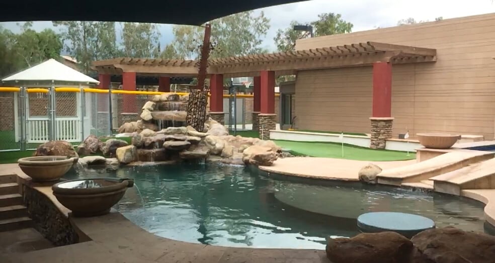 More Photos Of 8028 W Thunderbird Rd, Peoria Veterinarian Kennel For Lease