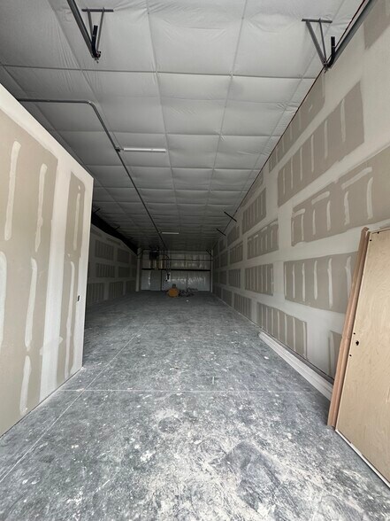 More Photos Of 296 S Barrington Rd, Tontitown Showroom For Lease