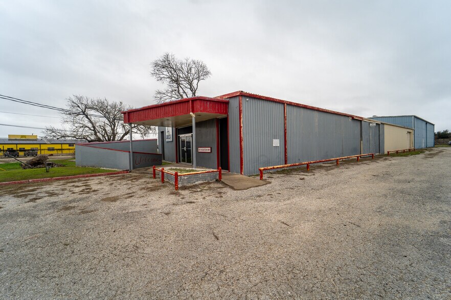 More Photos Of 3011 Houston Hwy, Victoria Warehouse For Lease