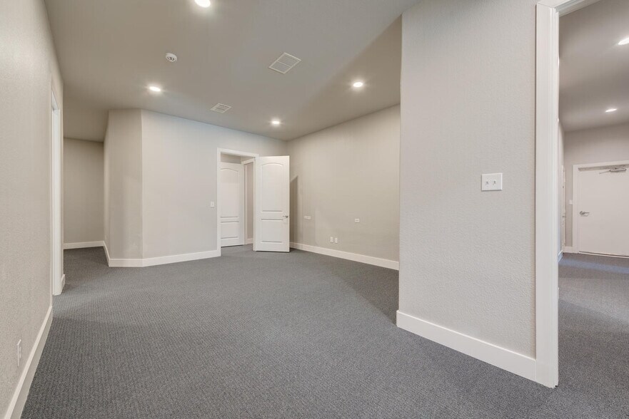 More Photos Of 5849 Park Vista Cir, Keller Showroom For Lease