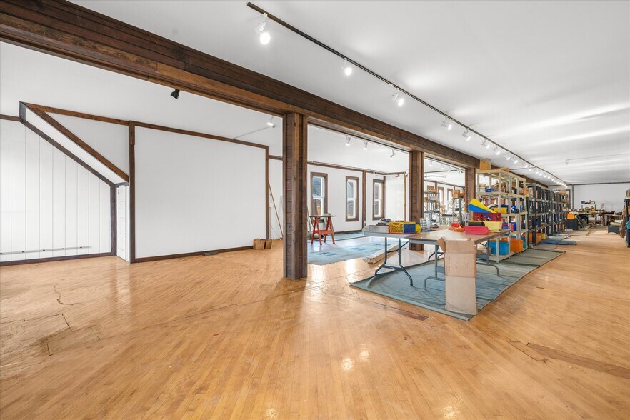 More Photos Of 102 S Richmond St, Fleetwood Warehouse For Sale