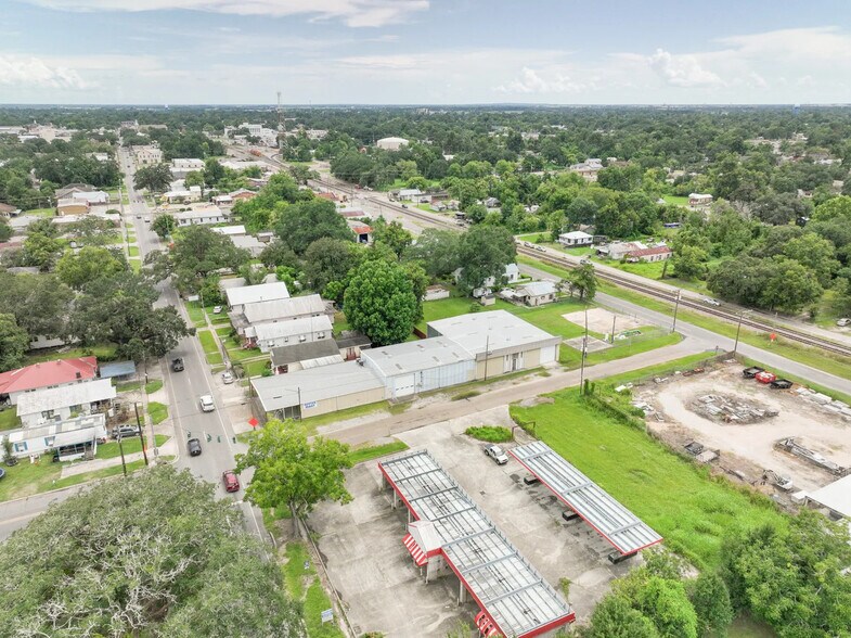 More Photos Of 729 W Saint Peter St, New Iberia Showroom For Sale