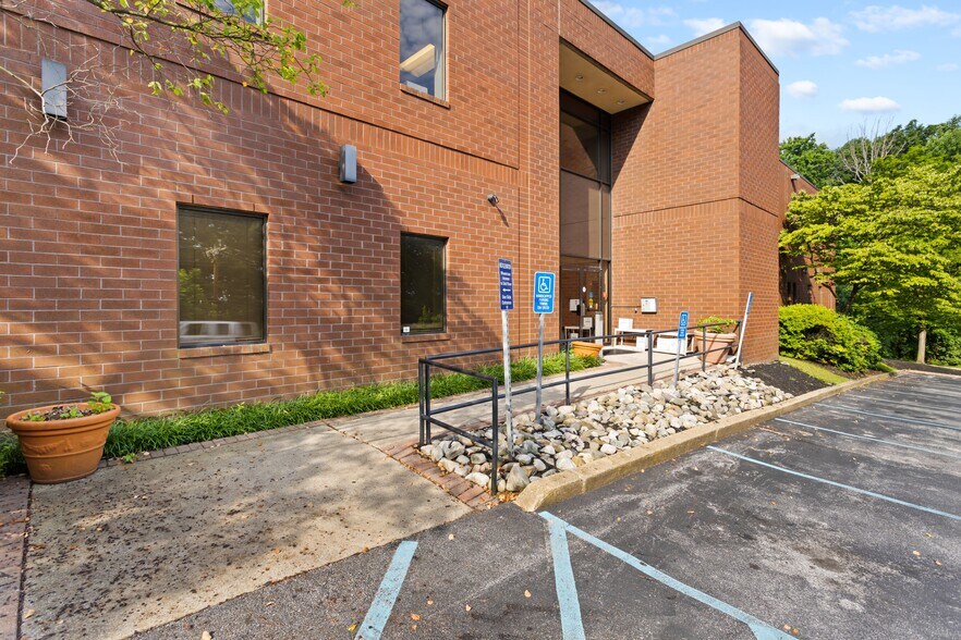 More Photos Of 21 Industrial Blvd, Paoli Medical For Lease