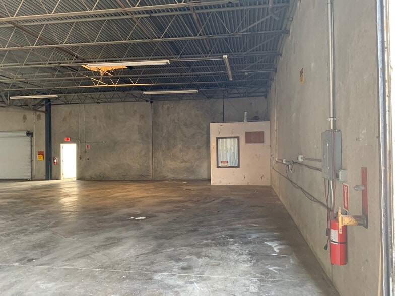 More Photos Of 1211 Tech Blvd, Tampa Manufacturing For Lease